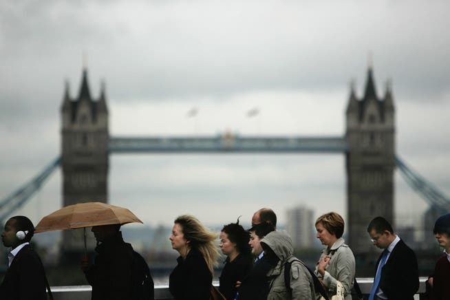 Nicht dass die Briten unhöflich wären. Aber sie achten die Privatsphäre und meiden den Blickkontakt. Bild: Angestellte auf dem Weg zur Arbeit im Zentrum Londons.