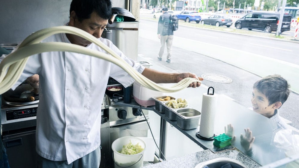 Bei Max's Beef Noodles am Sendlinger Tor zieht Küchenchef Weiping Xu den begehrten Teig mit eigenen Händen.