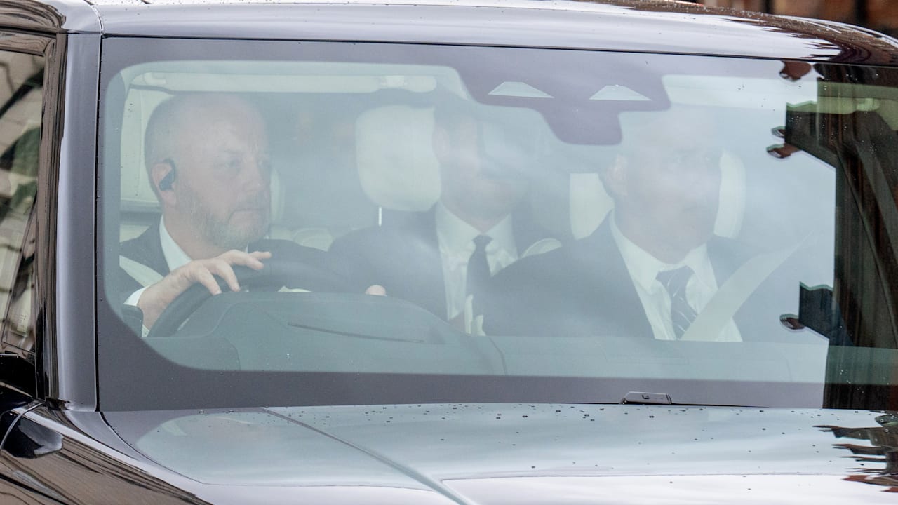 Erstes Treffen seit über einem Jahr: Prinz Harry auf dem Weg zu König Charles - BILD