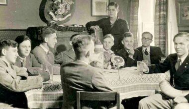 Schüler sitzen  im Vereinszimmer des Schülerturnvereins Friesen. Die Bild entstand um 1930.