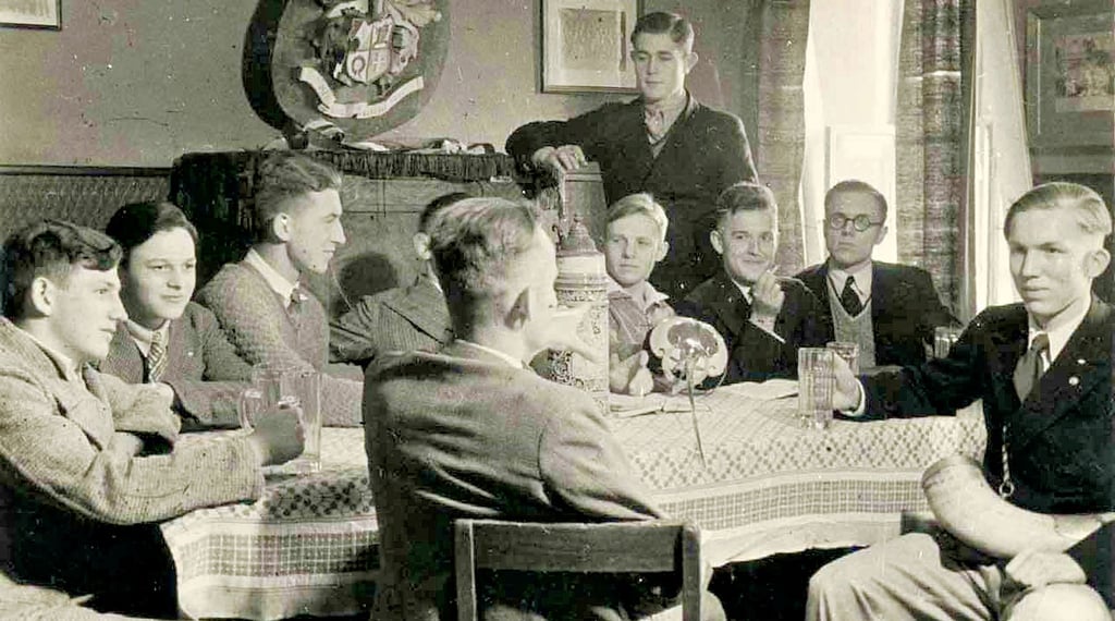 Schüler sitzen  im Vereinszimmer des Schülerturnvereins Friesen. Die Bild entstand um 1930.