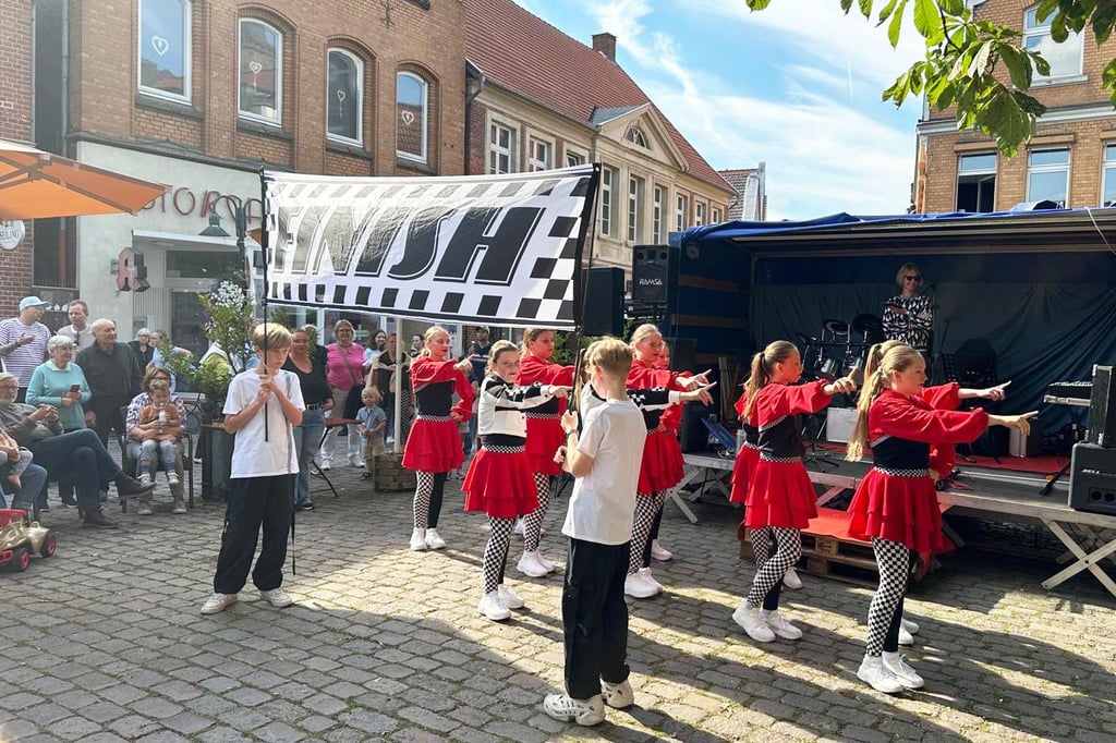 Karneval trifft Maibaum mit Musik & Tanz