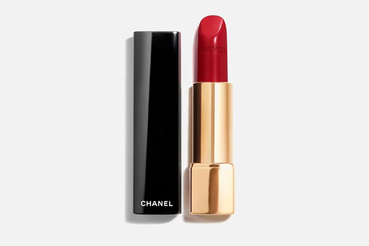 Der Chanel Rouge Allure mit geöffneter Kappe und herausgedrehtem Lippenstift auf hellem Hintergrund