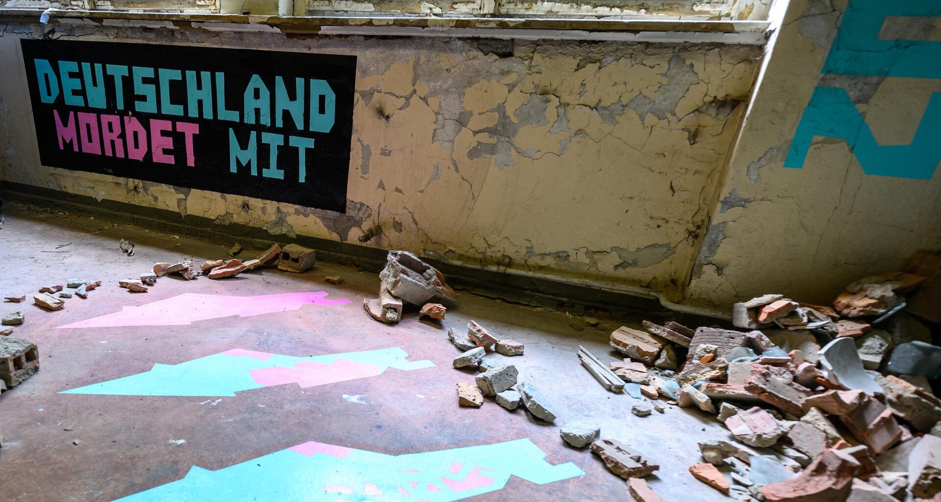 "Deutschland mordet mit" steht in einer Arbeit von Luke Carter auf dem Streetart-Festival Ibug in Chemnitz.
