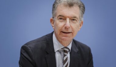 Christoph Heusgen, Politikberater; er trägt ein schwarzes Jackett, Hemd und Krawatte und sitzt vor einer bläulichen Wand.
