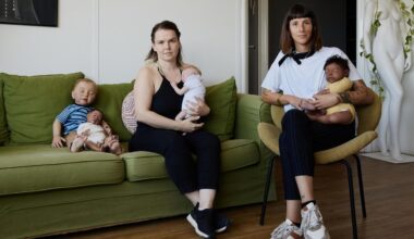 Die zwei Inhaberinnen von Cinébébé auf einem Sofa mit mehreren Cinebabys
