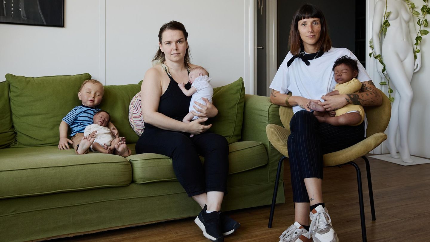 Die zwei Inhaberinnen von Cinébébé auf einem Sofa mit mehreren Cinebabys