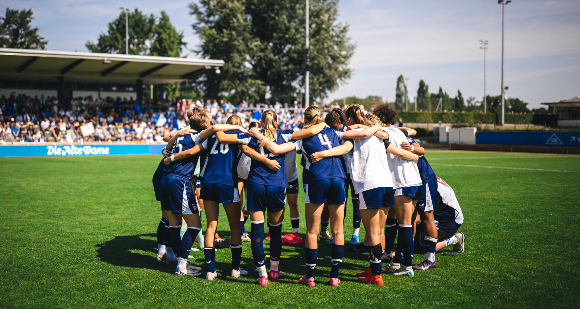 Die 1. Frauen im Amateurstadion im Teamkreis.