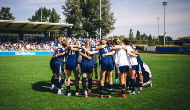 Die 1. Frauen im Amateurstadion im Teamkreis.