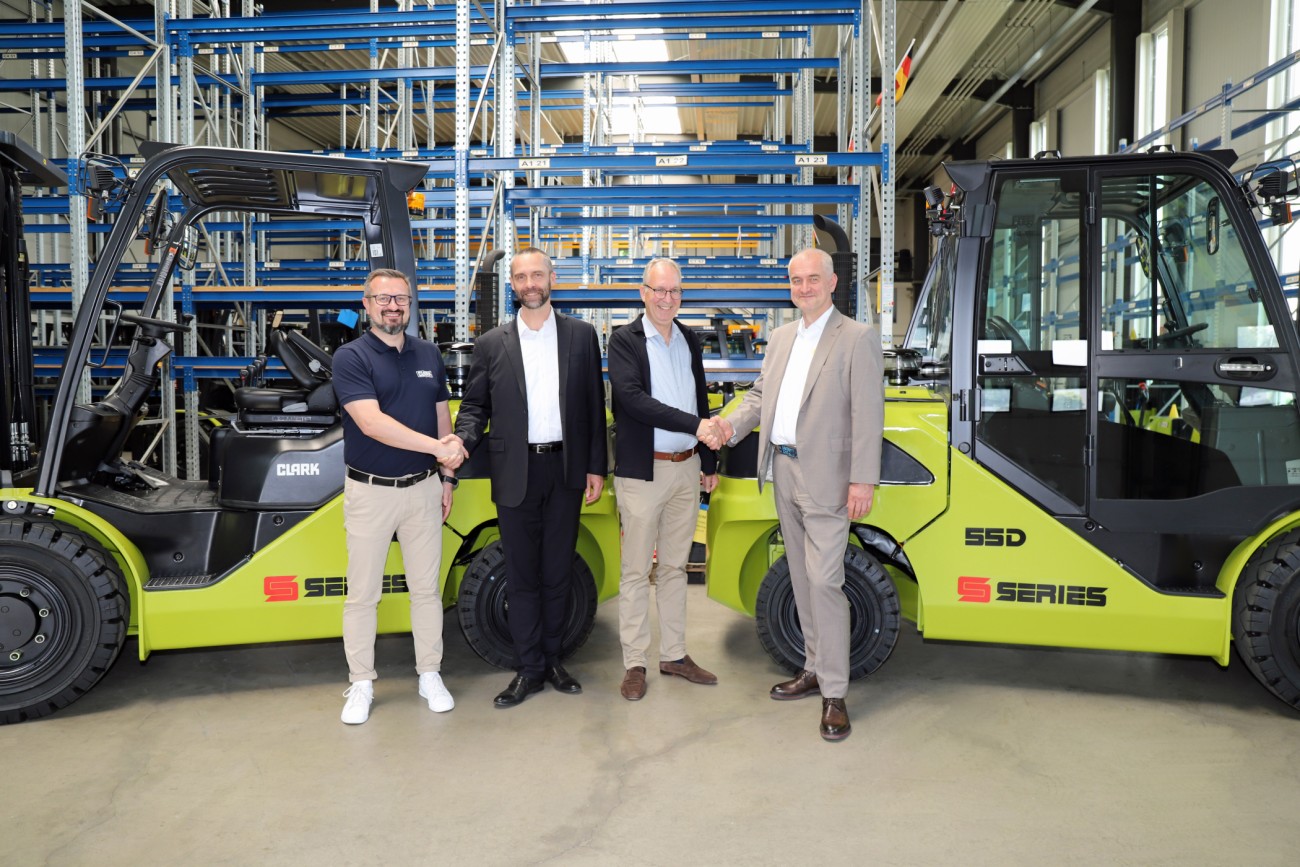 Ausbau des Vertriebs in Osteuropa: Clark schließt Kooperationsvertrag mit Zeppelin Polska - Gabelstapler | News | Technische Logistik