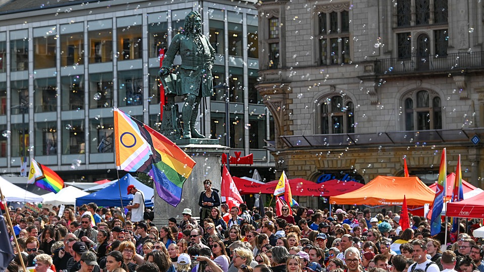CSD Halle 2025: Tausende demonstrieren für Vielfalt – Gegenprotest bleibt aus
