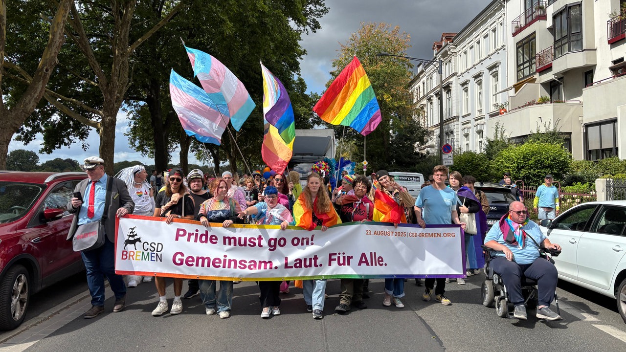 1.000 Menschen feiern ersten Christopher Street Day in Delmenhorst
