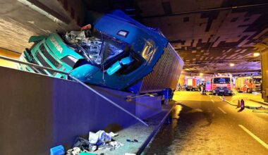 Alkoholisierter Fahrer verkeilt Lastwagen im Berliner Tiergartentunnel