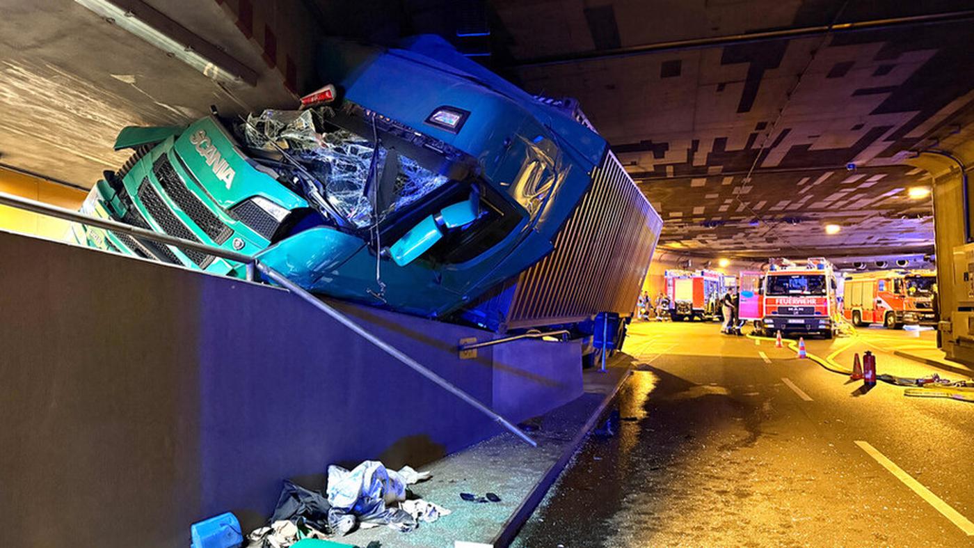Alkoholisierter Fahrer verkeilt Lastwagen im Berliner Tiergartentunnel