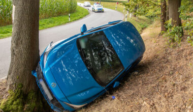Bei Lugau: Feuerwehr befreit Autofahrer nach Crash mit Baum