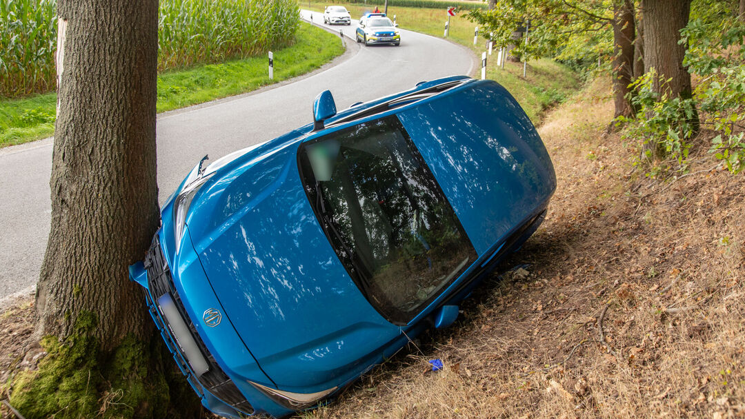 Bei Lugau: Feuerwehr befreit Autofahrer nach Crash mit Baum