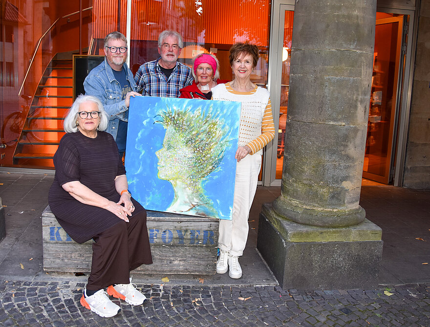 Die Künstlerin Ruth Blanke (rechts) und der Kunstkreis des Kirchenfoyers mit (von links) Karin Dame, Rupert König, Antonius Burges, Gabriele Sobke und Ruth Blanke.