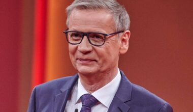 Köln | «Mit dem Fuß umgeknickt»: Günther Jauch kommt auf Krücken