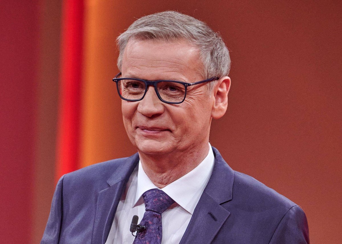 Köln | «Mit dem Fuß umgeknickt»: Günther Jauch kommt auf Krücken