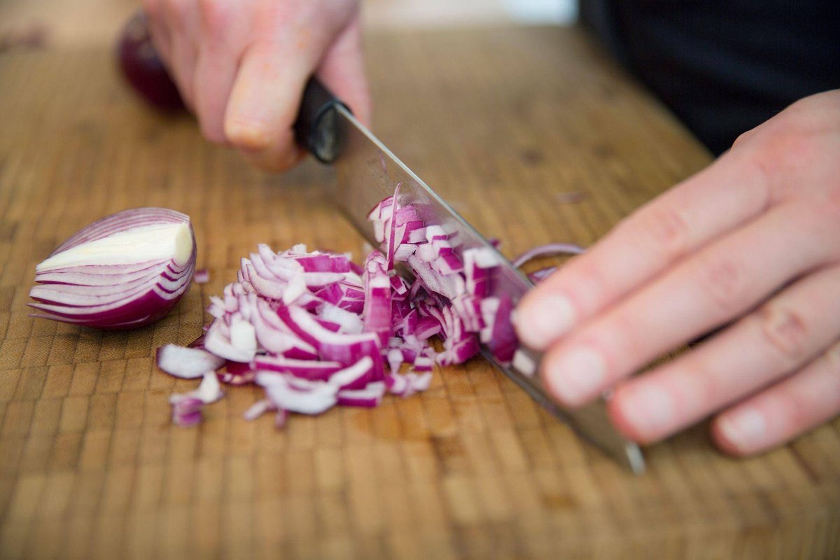 Bonn | Tränen beim Zwiebelschneiden? Da hilft der Messer-Trick