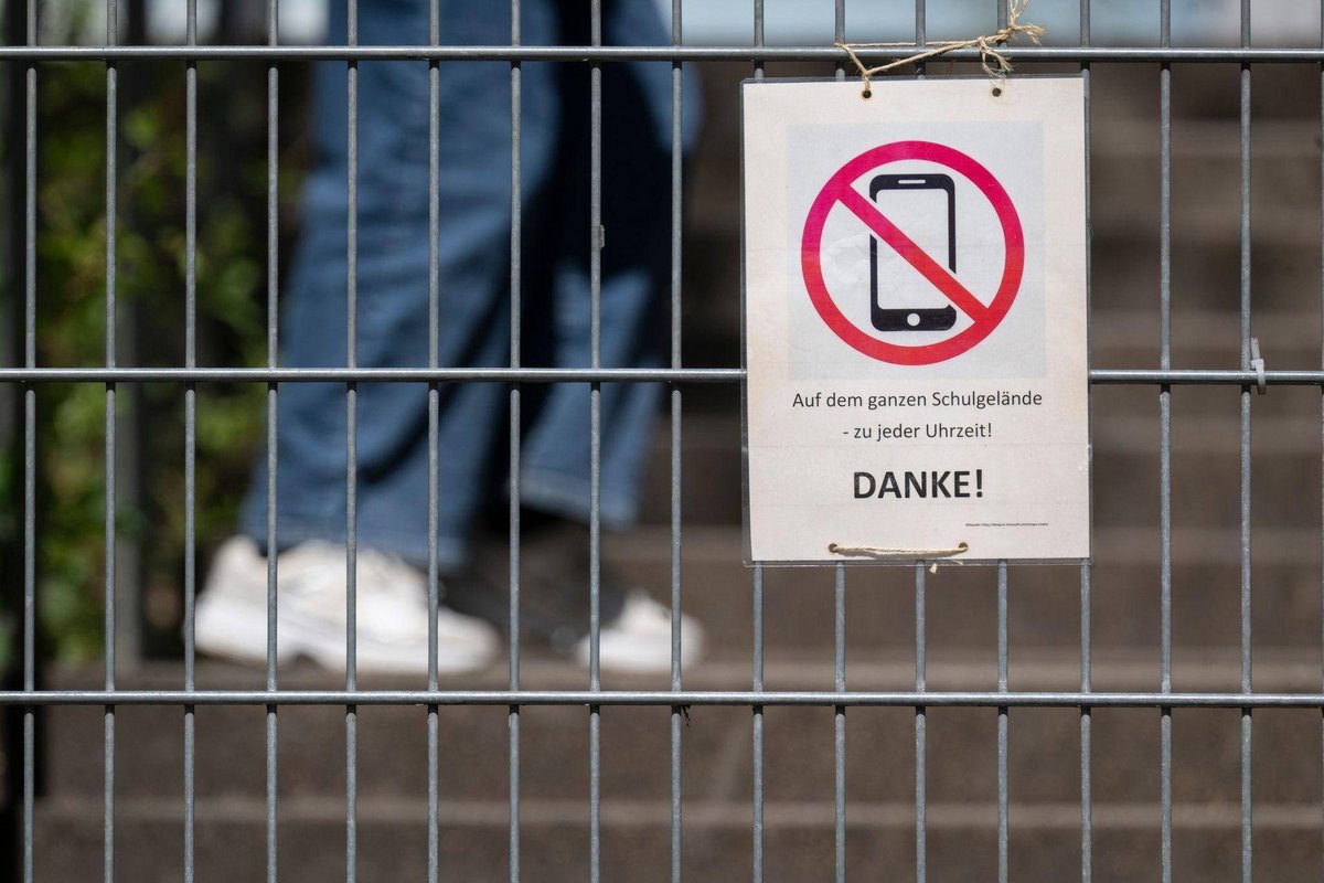 Wiesbaden | Studie: Mehrheit fordert strengere Handy-Regeln an Schulen