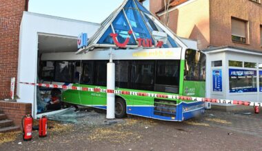 Petershagen | Bus kollidiert mit Auto und kracht in Reisebüro