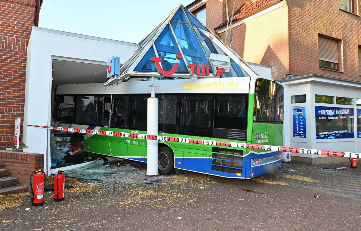 Petershagen | Bus kollidiert mit Auto und kracht in Reisebüro