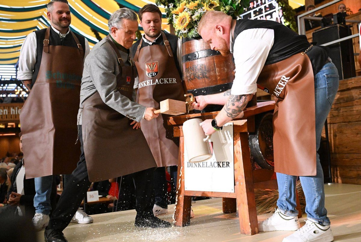 Stuttgart | Cannstatter Volksfest mit zwei Schlägen eröffnet