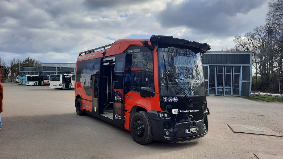 Autonome Busse kurven durch Herford