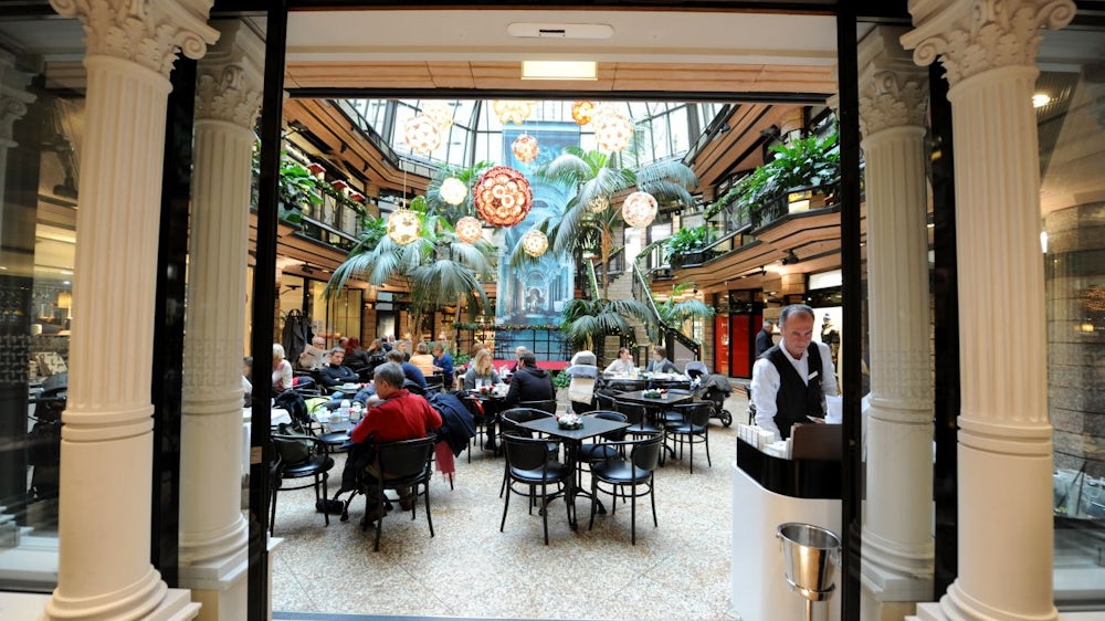 Zwischen Palmen im Innenhof herrscht im Café Luitpold vornehme Atmosphäre.