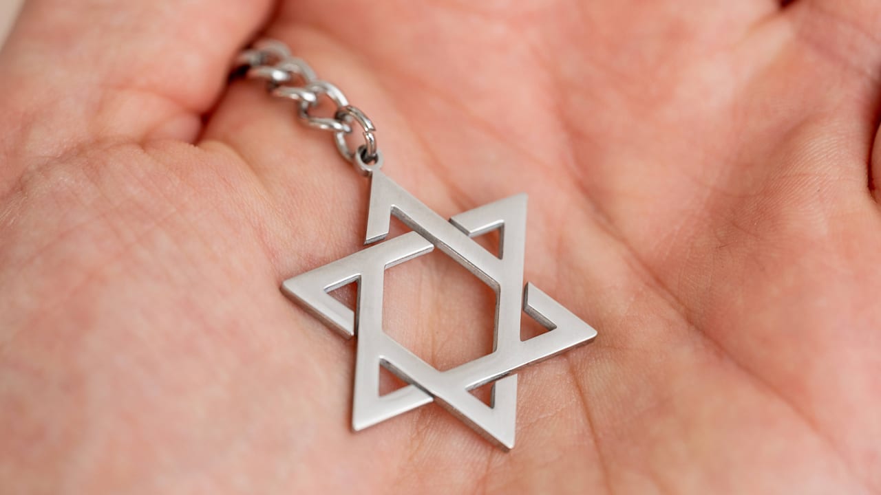 Antisemitischer Angriff in Erfurt: Mann in Straßenbahn getreten | Regional