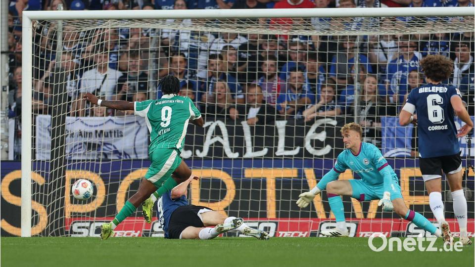 Noel Futkeu erzielt das 1:0 für Fürth, Bielefelds Maximilian Großer fälscht noch ab, Torwart Jonas Kersken ist machtlos. Bild: Friso Gentsch/dpa