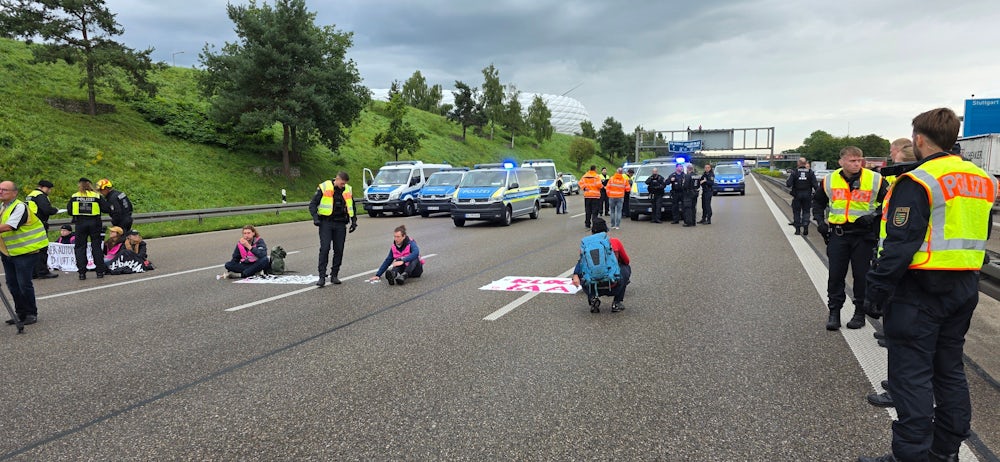 Andere Aktivisten klebten sich auf der Autobahn fest.