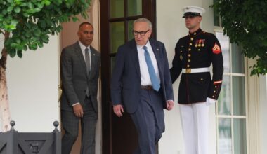Den USA droht der Shutdown, Trump entsendet Truppen und die Demokraten suchen nach einer Lösung