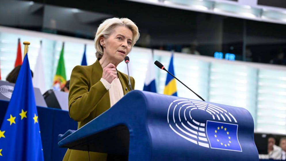 ARCHIV - Die Präsidentin der Europäischen Kommission, Ursula von der Leyen, gestikuliert während ihrer Rede zur Lage der Union im Europäischen Parlament in Straßburg. Foto: Pascal Bastien/AP/dpa (Archivbild)