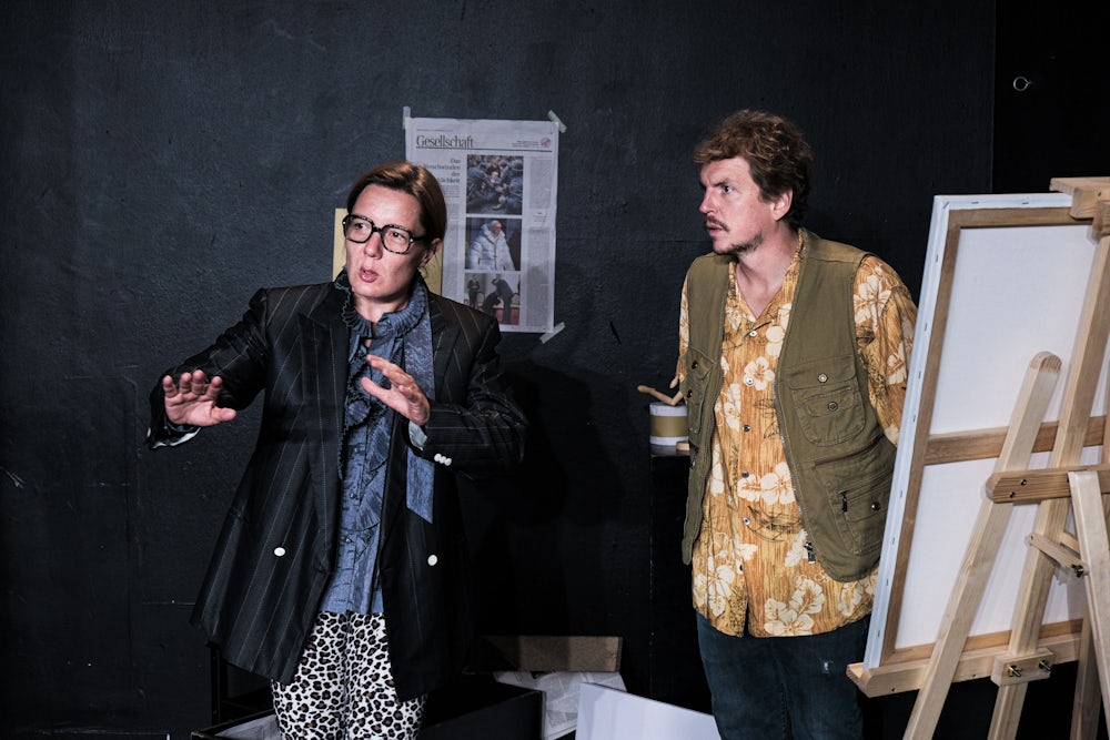 Mara Widmann und Franz-Xaver Zeller, hier als zwei Nazi-Experten: Er erschaft Devotionalien, sie liebt sie.