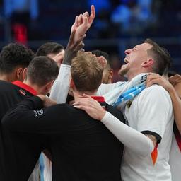 Daniel Theis jubelt mit dem deutschen Team