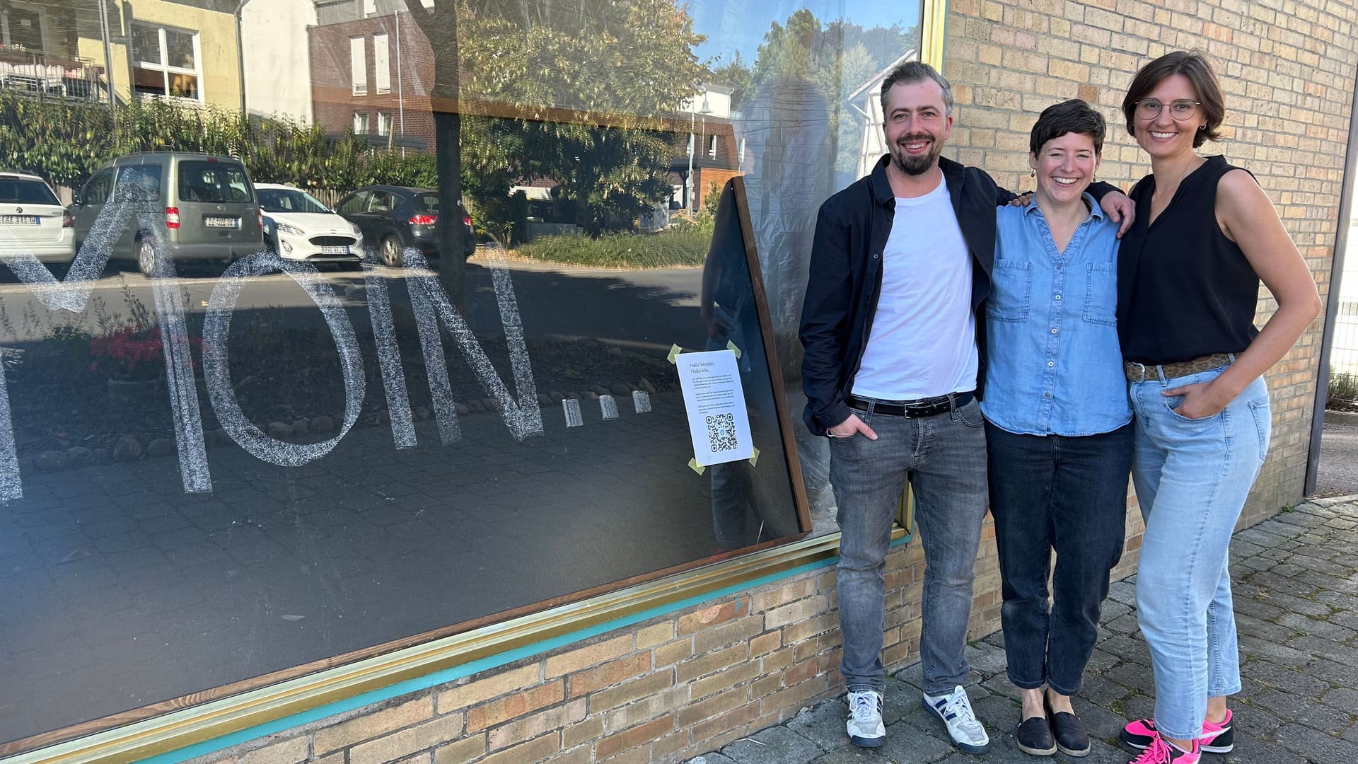 Das Café "Gedöns" in Weddel: Arne Binner (v.l.), Katharina Braun und Carolin Diekmann stehen vor ihrem kleinen Lokal.