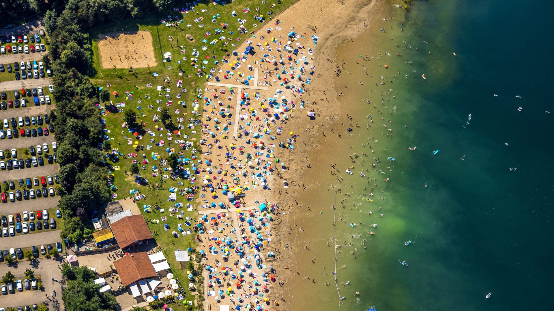 Das Strandbad Tenderingssee bei Voerde: 2025 wurde die ehemalige Kiesgrube in einer Besucherumfrage auf Platz 7 der beliebtesten Badeseen in Deutschland gewählt.
