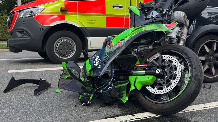 Das verunfallte Motorrad: Aus ungeklärter Ursache ist der Biker auf ein Auto aufgefahren – Rettungskräfte brachten ihn in eine Klinik. Das verunfallte Motorrad: Aus ungeklärter Ursache ist der Biker auf ein Auto aufgefahren – Rettungskräfte brachten ihn in eine Klinik.