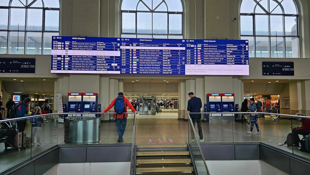 Was Bahnreisende wissen müssen - Brand und Unfall bei Hannover: Wichtige Bahnstrecke gestört - Wirtschaft