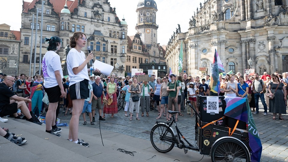 Hunderte demonstrieren in Dresden für Energiewende
