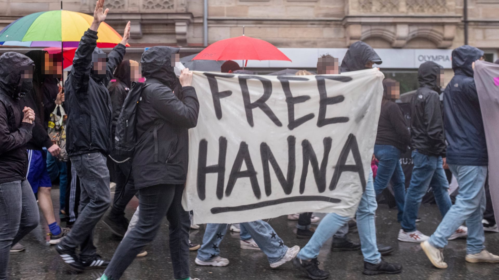 Demonstranten fordern Freiheit für Hanna S. (Archivbild): Die 30-Jährige war am Freitag zu fünf Jahren Haft verurteilt worden.