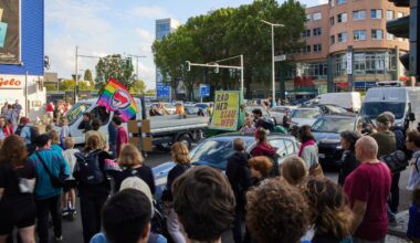 Fußgänger demonstrieren in Berlin gegen Bauabschnitt der Stadtautobahn