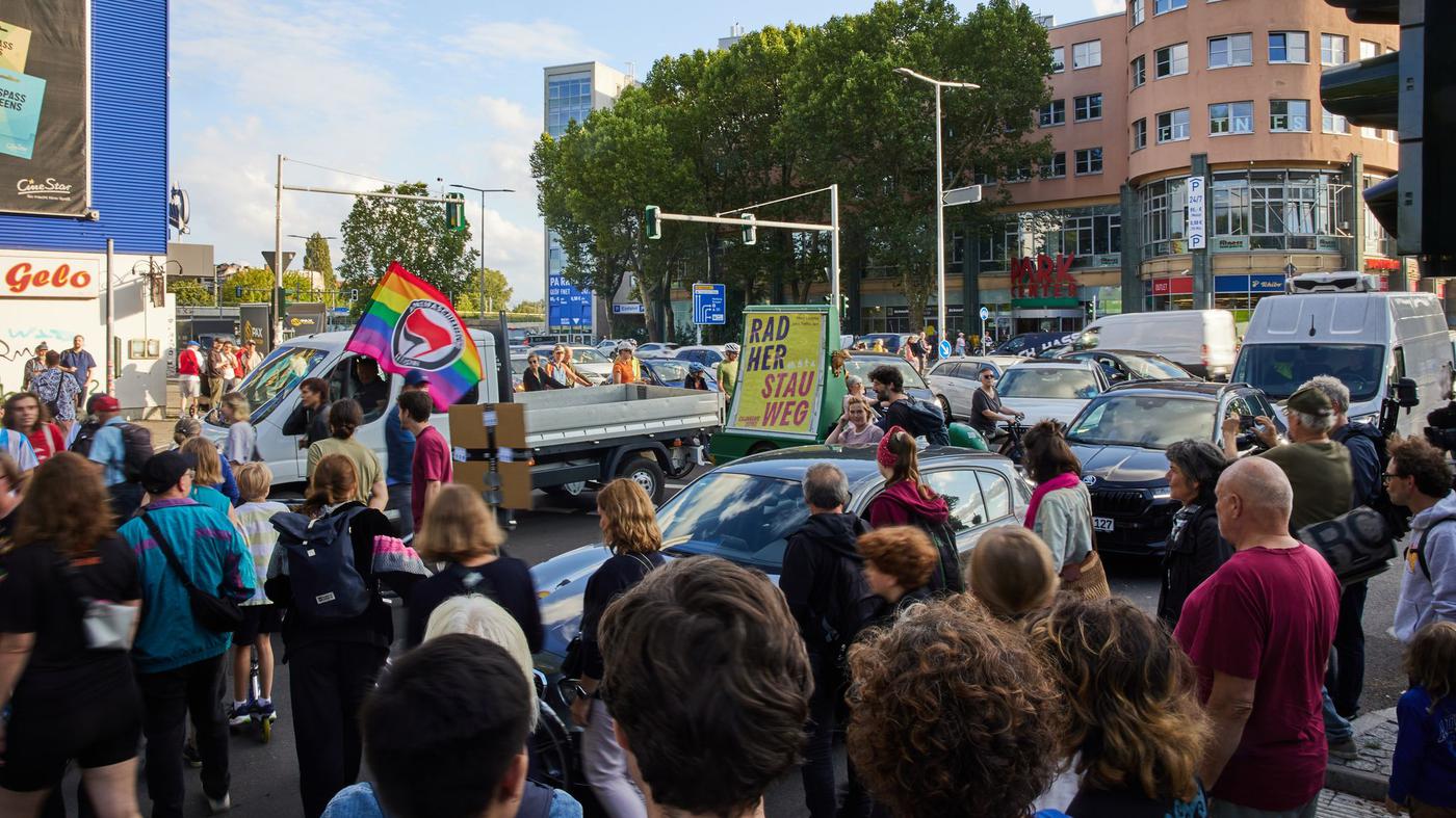 Fußgänger demonstrieren in Berlin gegen Bauabschnitt der Stadtautobahn