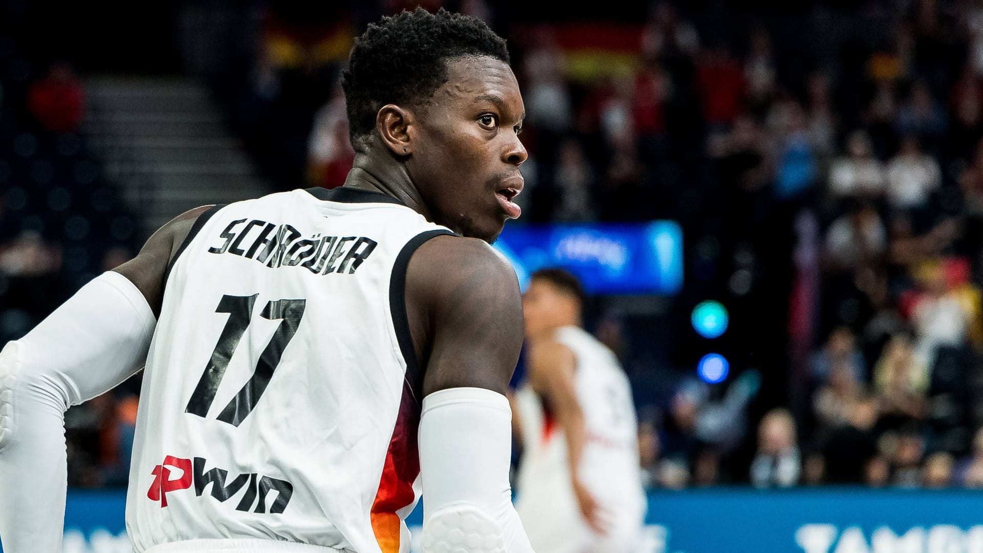 Dennis Schröder: Er berichtete von Affengeräuschen gegen seine Person.