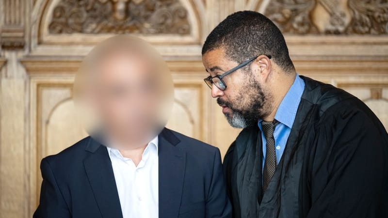 Der Angeklagte (l) steht neben seinem Anwalt Temba Hoch vor Prozessbeginn im Gerichtssaal: Wegen Mordes an seinem siebenjährigen Sohn wurde er verurteilt.