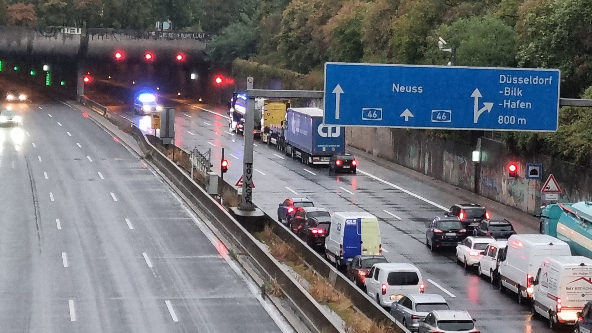 Der gesperrte Universitätstunnel in Düsseldorf: Am Dienstagmorgen war in Richtung Wuppertal nur ein Fahrstreifen frei, in Richtung Heinsberg die Straße komplett dicht.