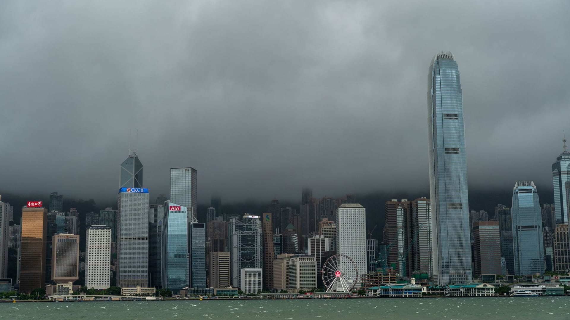 Der Himmel über Hongkong während des Taifuns "Tapah" Anfang September (Archivbild): Ostasien bereitet sich auf einen Taifun der höchsten Kategorie vor. Der Himmel über Hongkong während des Taifuns "Tapah" Anfang September (Archivbild): Ostasien bereitet sich auf einen Taifun der höchsten Kategorie vor.