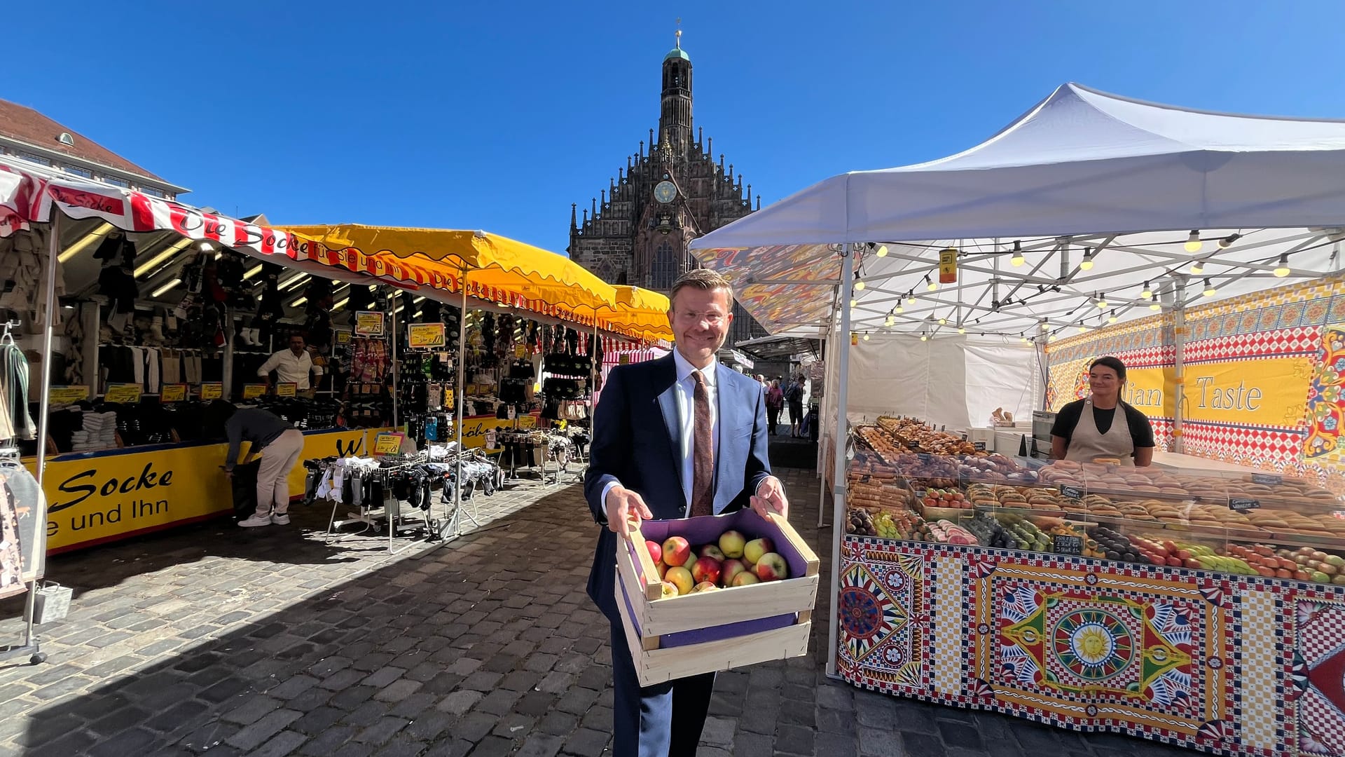 Der Oberbürgermeister hat den Herbstmarkt feierlich eröffnet.
